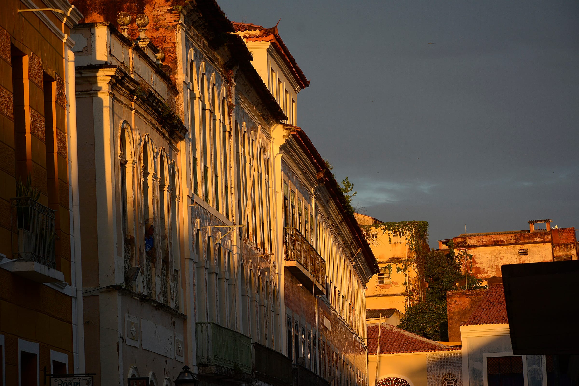 Sobrados da Rua Portugal, no Centro Histórico de São Luís, ao entardecer