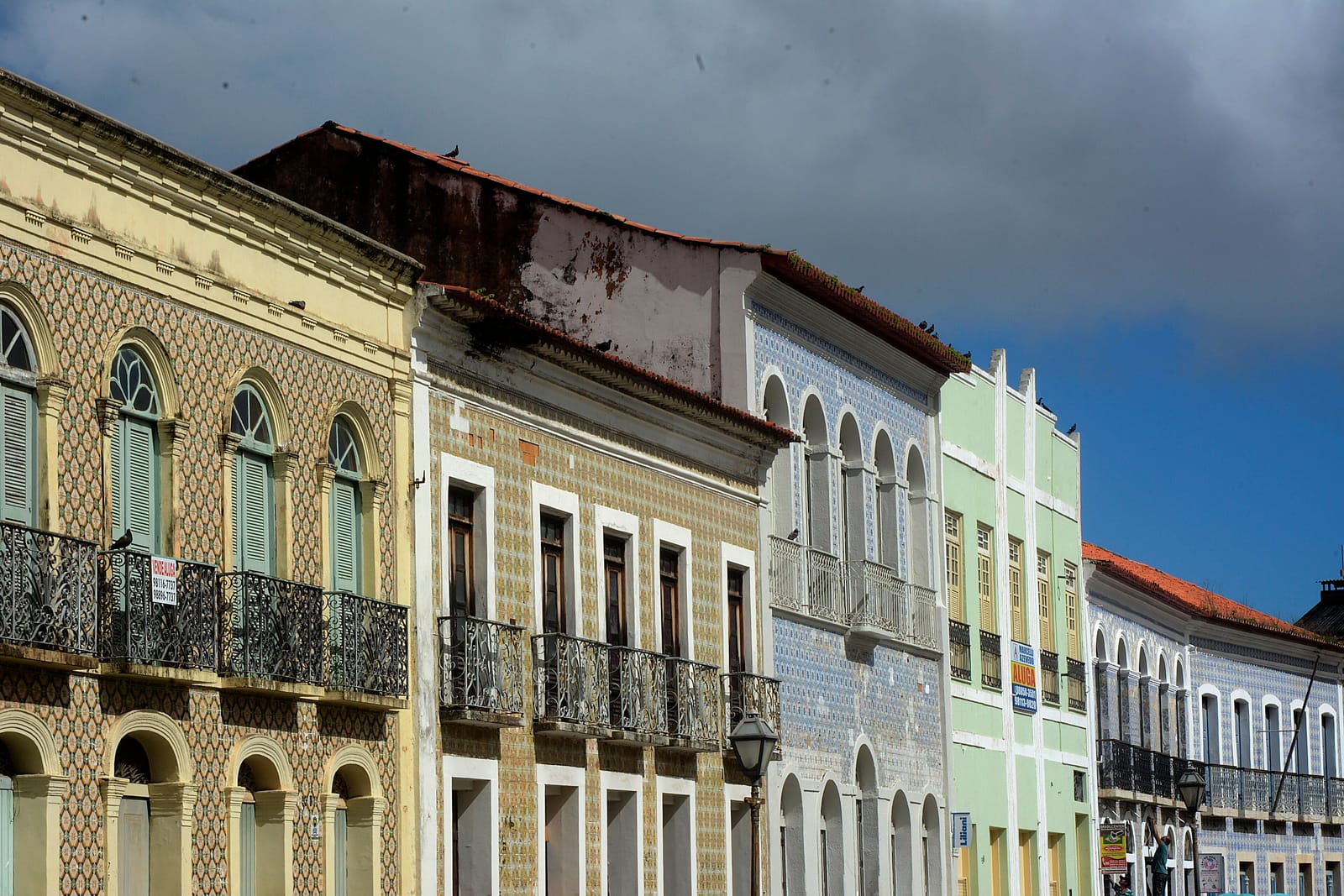 Fileira de sobrados azulejados no Centro Histórico